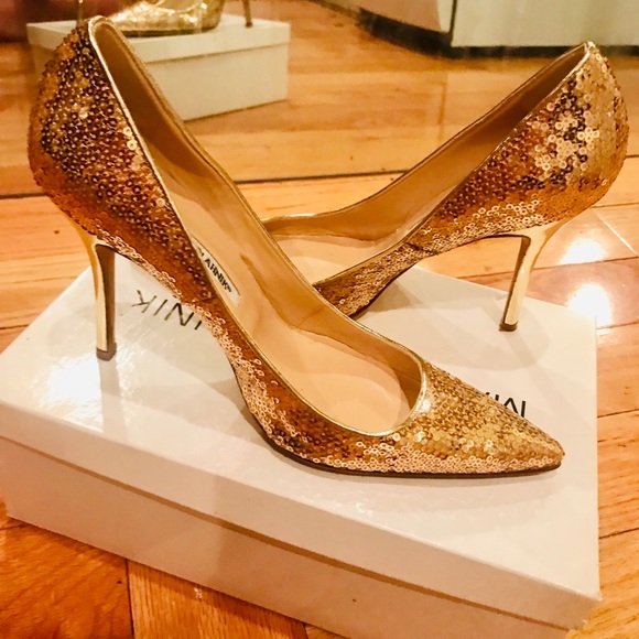 Manolo Blahnik Shoes - Manolo Blahnik rose gold sequin pumps